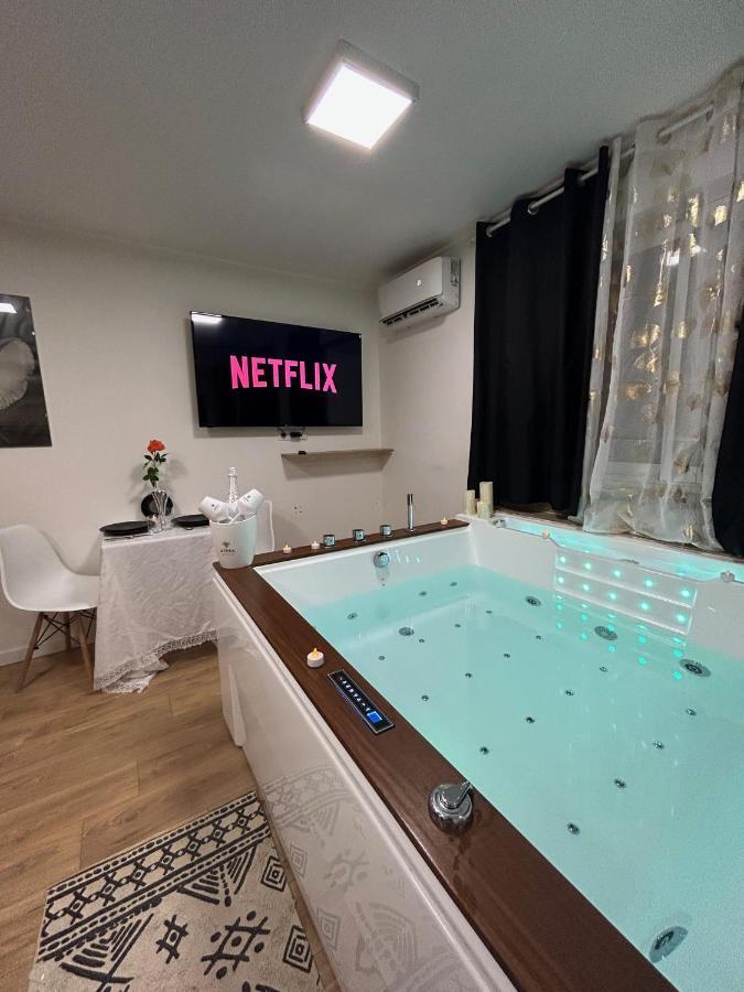 Love Room A Cannes - Appartement 25M2 Pour 2 Personnes Avec Un Jacuzzi Prive Εξωτερικό φωτογραφία